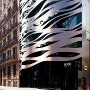 Un edificio con una fachada metálica ondulada capturado en una impresionante sesión de fotos arquitectónica.