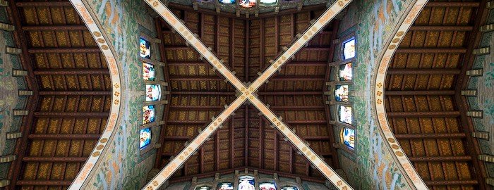 Un reportaje fotográfico del techo de una iglesia con vidrieras.