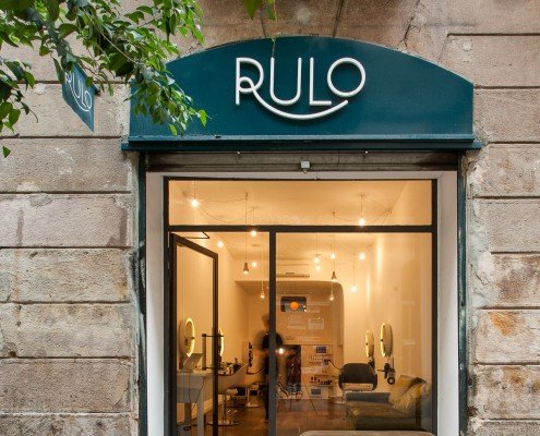 Fotografía del escaparate de la peluquería Rulo en Barcelona