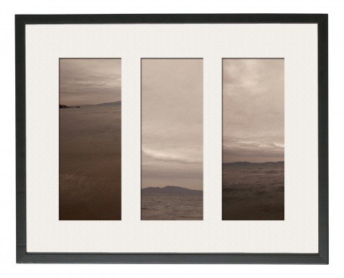 Tres fotografías enmarcadas del océano en blanco y negro tomadas por un fotógrafo especializado en fotografía de arquitectura e interiores.