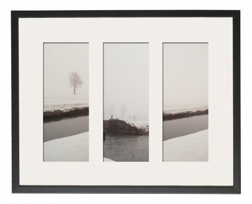 Tres fotografías enmarcadas en blanco y negro que muestran la serena belleza de un río y un árbol. Perfecto para quienes buscan fotografías de interiores o fotografías arquitectónicas cautivadoras. Una impresionante adición a cualquier colección de reportajes fotográficos.