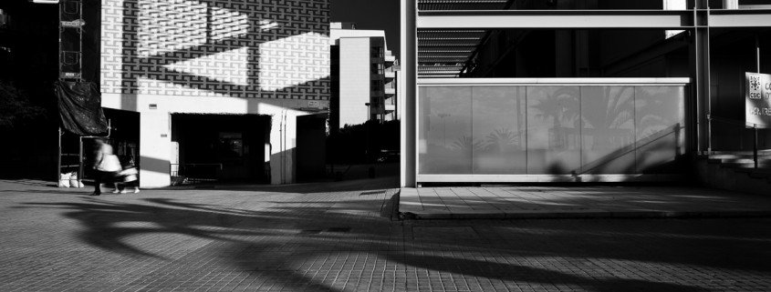Una fotografía en blanco y negro de un edificio con una sombra, mostrando su diseño arquitectónico.