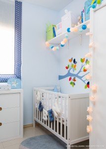 Una cuna blanca en la habitación de un bebé capturada por un talentoso fotógrafo de interiores.