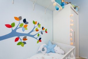 La habitación de un bebé con un vinilo decorativo de árbol capturado en una impresionante sesión de fotografía de interiores.