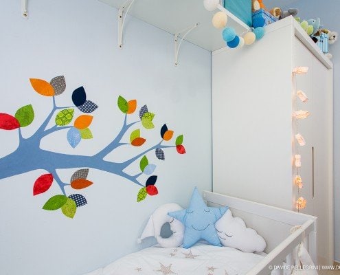 La habitación de un bebé con un vinilo decorativo de árbol capturado en una impresionante sesión de fotografía de interiores.