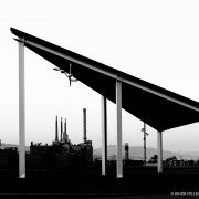Una fotografía en blanco y negro de una estructura industrial, tomada por un talentoso fotógrafo de arquitectura.
