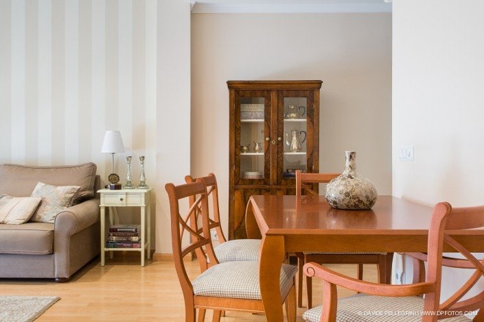 Un reportaje fotográfico de una sala de estar con una mesa de comedor y sillas.