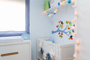 La habitación de un bebé decorada con adornos azules y blancos, capturada maravillosamente en una impresionante sesión de fotografía de interiores.
