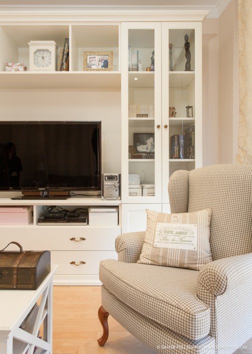 Un reportaje fotográfico de un salón con una televisión y una silla.