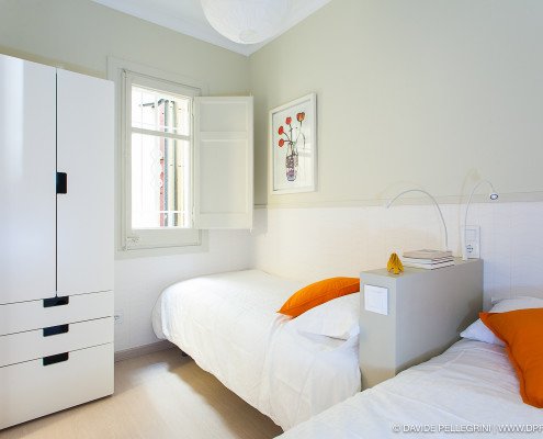 Foto de la decoracíon de una pequeña habitación con dos camas