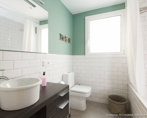 Fotografía de la decoración de un lavabo de un apartamento turisitico
