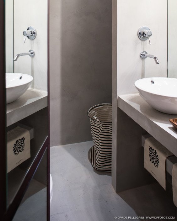 Un baño con dos lavabos y un espejo, maravillosamente capturado por un fotógrafo de arquitectura de interiores con experiencia en fotografía de interiores.