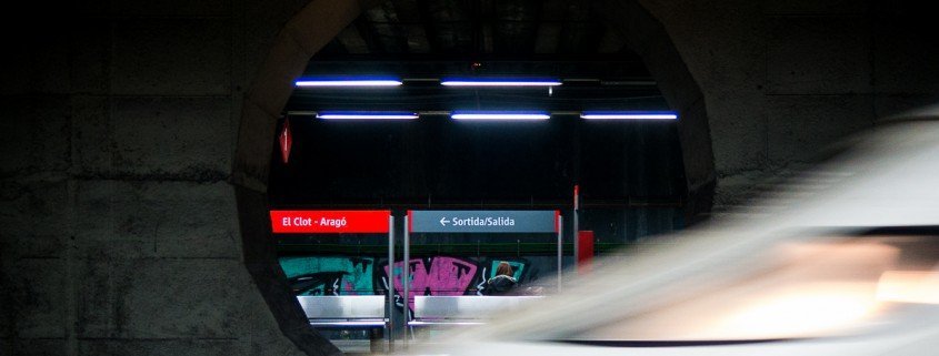 Un reportaje fotográfico de un tren pasando por una estación.