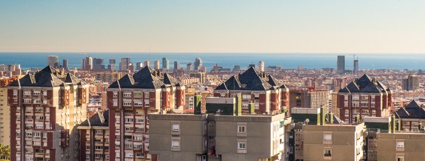 Un reportaje fotográfico que captura el impresionante paisaje urbano de Barcelona desde lo alto de una colina.