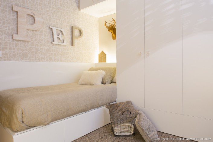 Un fotógrafo de interiorismo captura un impresionante reportaje fotográfico de una acogedora cama en un dormitorio con sus brillantes habilidades de fotografía de interiores.
