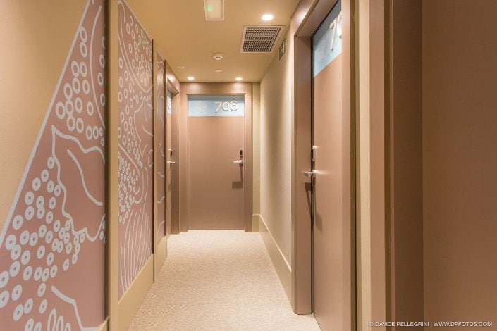 Un pasillo con un precioso mural en la pared, captado por un fotógrafo de arquitectura especializado en fotografía de diseño de interiores.