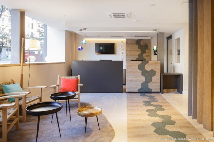 Un área de recepción en un hotel con piso de madera perfecta para un reportaje fotográfico y fotografía de interiores.