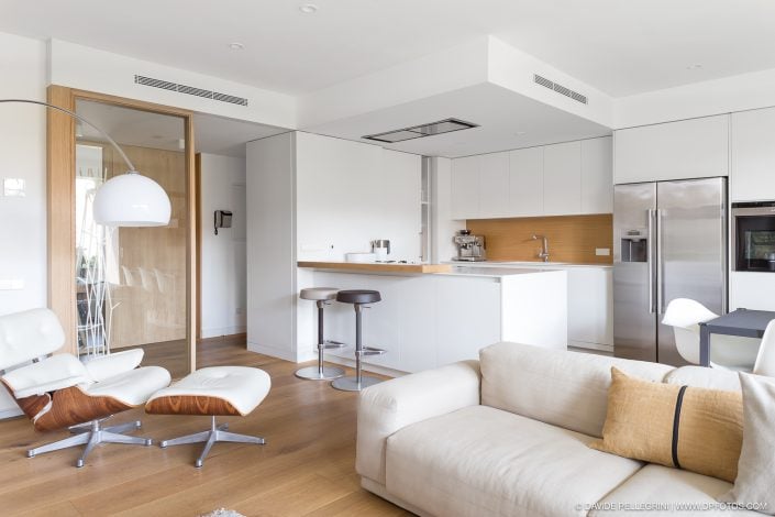 Descripción: Un espacio de cocina y sala de estar en un apartamento moderno.