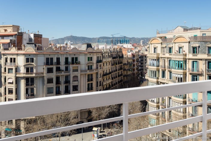 Una fotografía impresionante del horizonte de la ciudad desde un balcón en Barcelona.