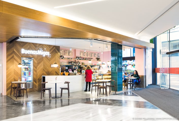 Un fotógrafo arquitecto captura el impresionante interior de una cafetería en un centro comercial, mostrando su experiencia en fotografía de interiores.