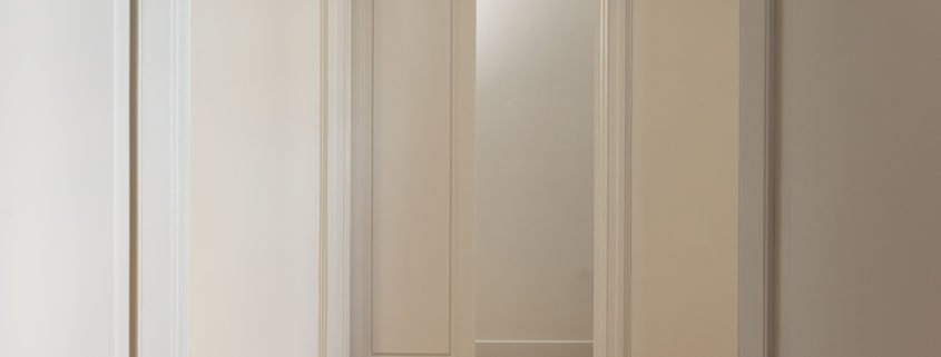Un arco conduce a una habitación con paredes blancas.