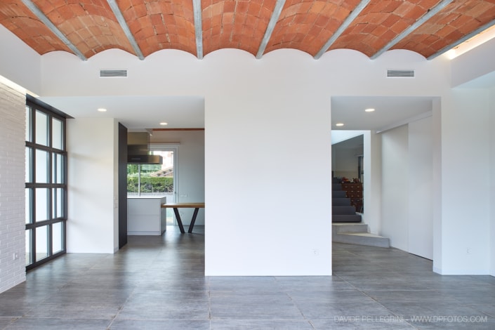 Una habitación unifamiliar con suelo de baldosas y techo de ladrillo.