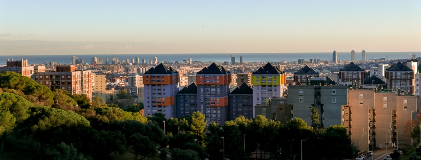Una vista impresionante de la ciudad de Barcelona desde lo alto de una colina, capturada maravillosamente por un fotógrafo de arquitectura.