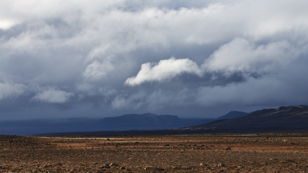 Un paisaje desértico capturado por un fotógrafo talentoso, mostrando un cielo nublado.
