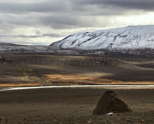 Un paisaje nevado con una majestuosa montaña de fondo, captado por un talentoso fotógrafo.