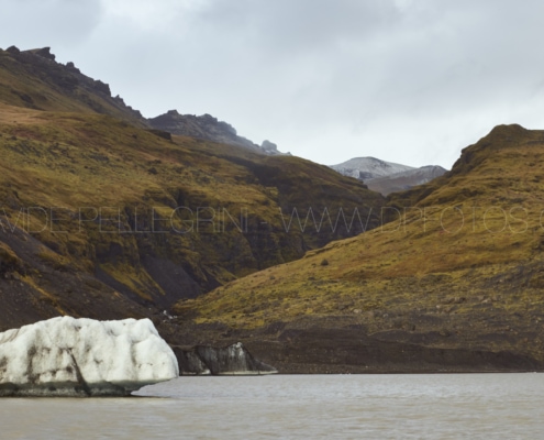 Una fotografía impresionante que captura la magnificencia de un iceberg flotando en una masa de agua.