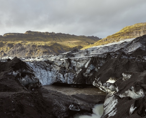 Una imagen impresionante de un glaciar en Islandia capturada por un talentoso fotógrafo.