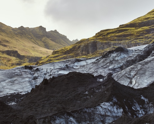 Una imagen impresionante de un glaciar en Islandia que muestra su cautivadora belleza y esencia.
Palabras clave: fotografía, Islandia