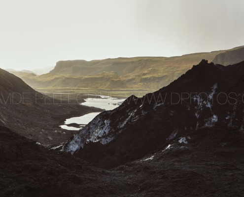 Una imagen en blanco y negro de una montaña en Islandia tomada por un fotógrafo.