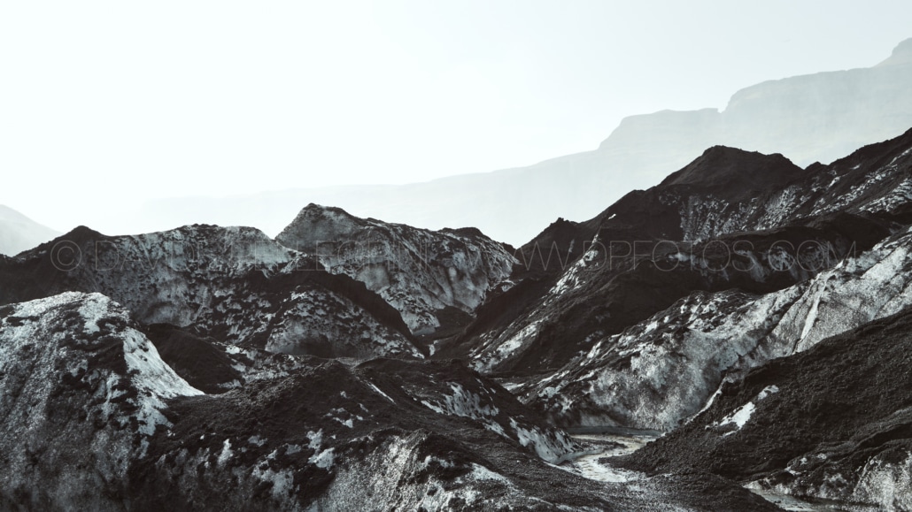Una fotografía en blanco y negro de una montaña capturada por un fotógrafo de paisajes.