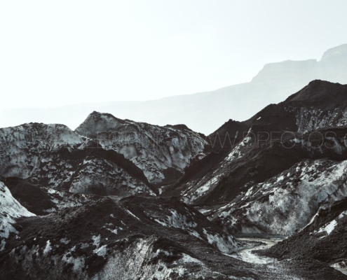 Una fotografía en blanco y negro de una montaña capturada por un fotógrafo de paisajes.