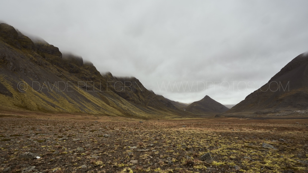 Un paisaje con montañas y un cielo nublado captado por un experto fotógrafo.