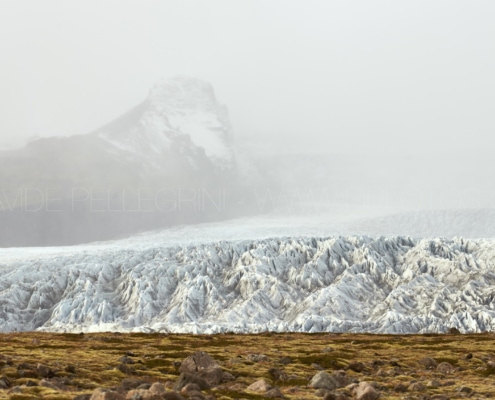 Un glaciar montañoso capturado por un talentoso fotógrafo de paisajes.