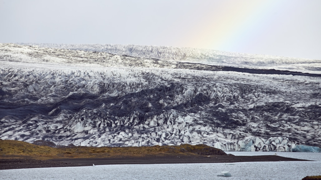 Un impresionante arco iris sobre un glaciar en Islandia capturado por un talentoso fotógrafo.