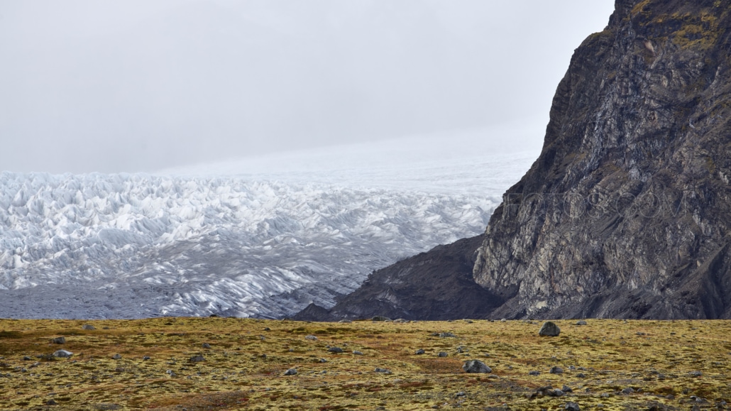 Palabras clave: fotografía, fotógrafo de interiores.

Descripción: Un fotógrafo de interiores está capturando una impresionante fotografía de un hombre parado frente a un glaciar.