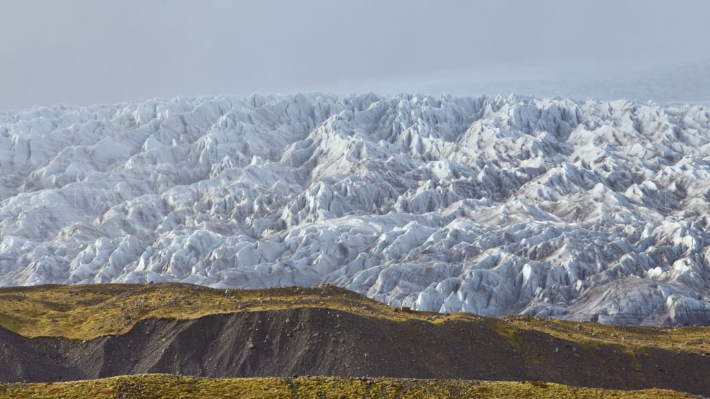 Un glaciar cubierto de nieve y hielo, capturado por un fotógrafo experto como parte de su portafolio fotográfico.