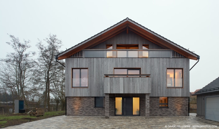 Reportaje arquitectónico: Un moderno reportaje arquitectónico de una casa con exterior de madera.