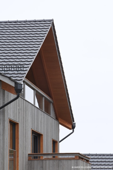 Reportaje arquitectónico sobre la cubierta de una casa con techo metálico.