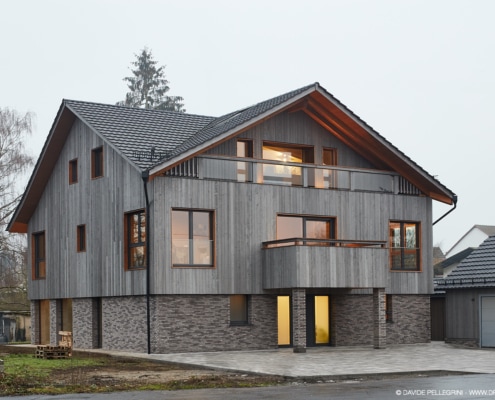 Una casa con una fachada gris.