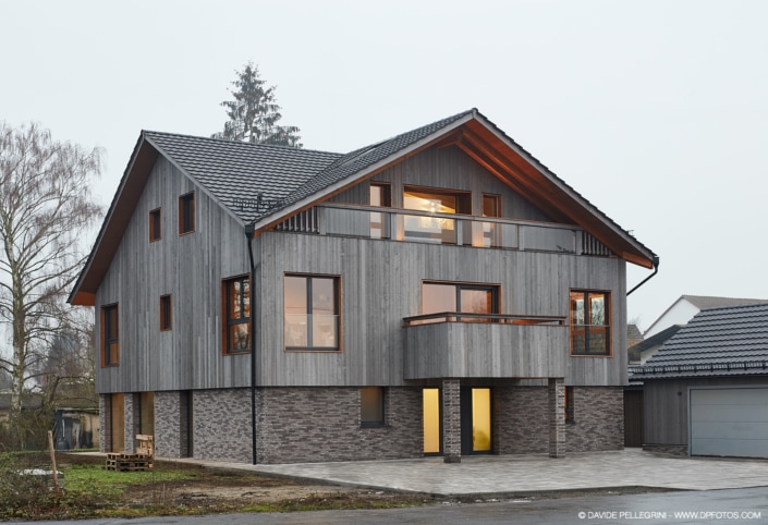 Una casa con una fachada gris.