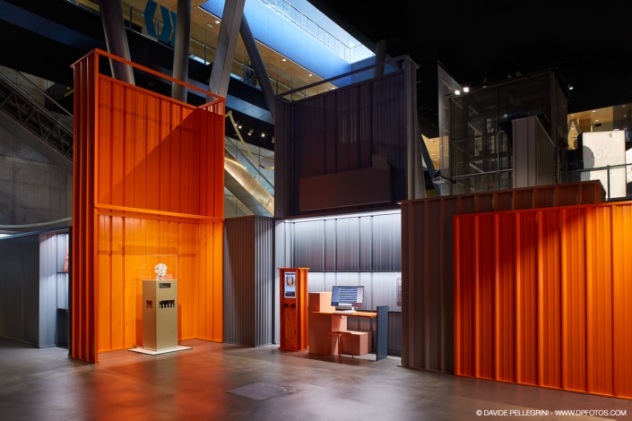 Una sala de interiorismo con paredes naranjas y un escritorio, perfecta para un reportaje fotográfico.