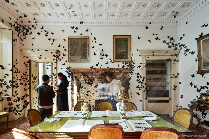 Un comedor con mariposas en las paredes, perfecto para un impactante interiorismo o reportaje fotográfico de arquitectura.