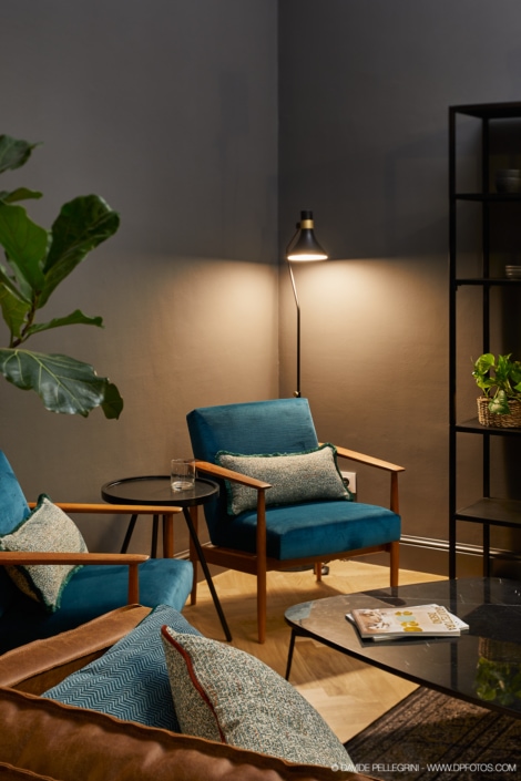 Un reportaje fotográfico de una sala de estar con sillas azules y una mesa de café.