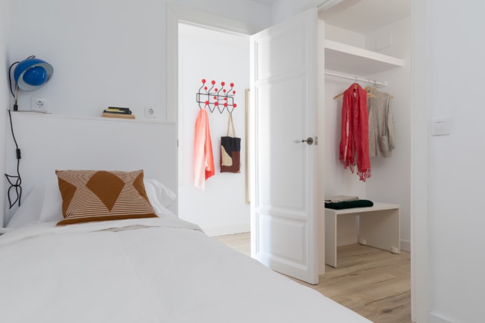 Una habitación inspirada en la arquitectura con una cama cómoda, diseñada para un impresionante reportaje fotográfico.