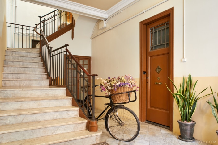Una bicicleta integrada en la arquitectura de una escalera, creando un interiorismo estéticamente agradable para un reportaje fotográfico cautivador.