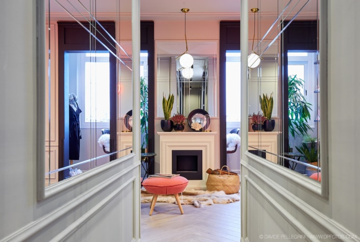 Un reportaje de arquitectura interior con espejos y una chimenea.